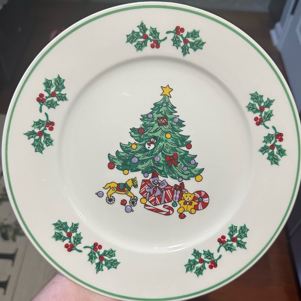 Gibson Designs Holly Tree Dinner Plates